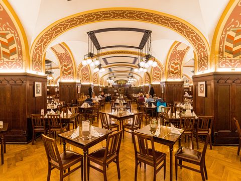 Das Bild zeigt den großen Gastraum des Restaurants mit seinen charakteristischen Tonnengewölbe.