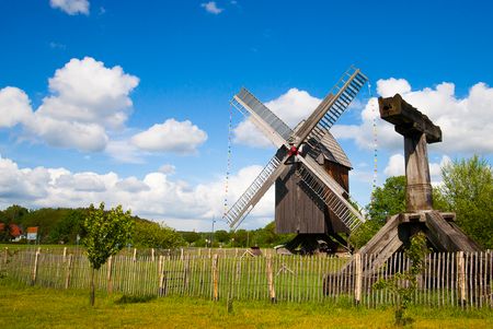 The picture shows the post mill in Bad Düben and the surrounding meadow landscape.