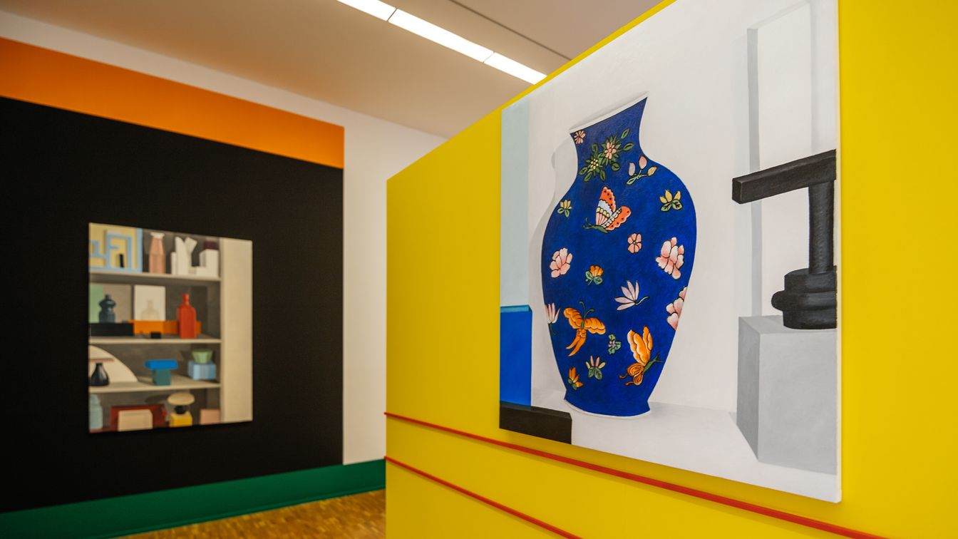 Foto aus der Galerie für Zeitgenössische Kunst in Leipzig, auf dem man zwei Gemälde aus einer Ausstellung an den bunten Wänden der GfZK sieht