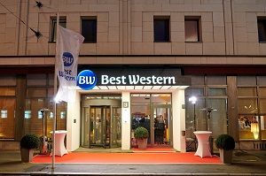 Das Bild zeigt das erleuchtete Eingangsportal des Hotels.