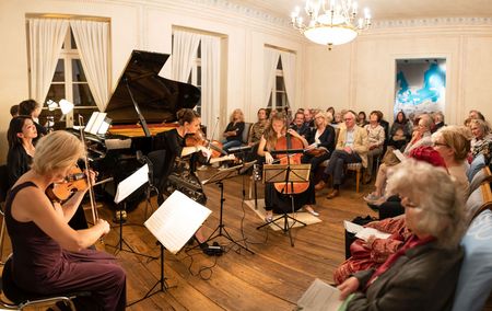 Ein Konzert mit Streichinstrumenten mit vollem Publikum im Schumann-Haus Leipzig im Rahmen des Con Spirito Festivals