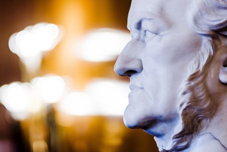 Seitliche Nahaufnahme der Büste des Leipziger Komponisten Richard Wagner