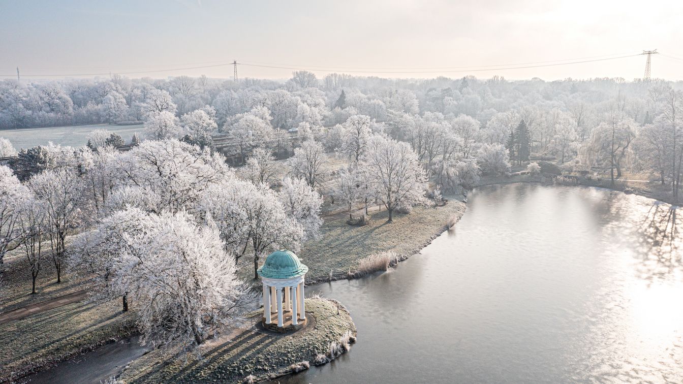 Der Musentempel wirkt im winterlichen Agra Park ganz märchenhaft.