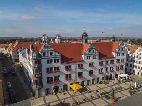 Blick auf den Marktplatz und das Rathaus in Torgau an einem sonnigen Tag, Region, Leipzig, Ausflugziel