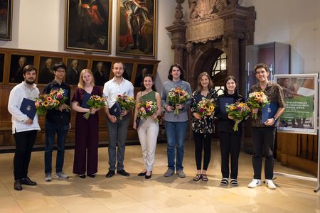 Preisträger des Internationalen Bach-Wettbewerbs Leipzig 2022 mit Blumen