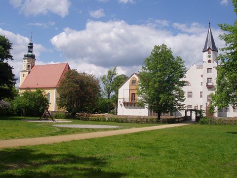 Das Bild zeigt die Johanneskirche im Ortskern der kleinen Kommune Belgershain.