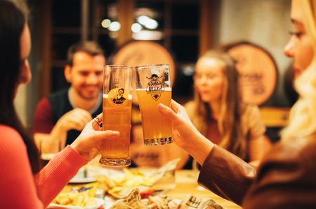 Mit einer Leipziger Gose lässt es sich gut mit Freunden anstoßen.