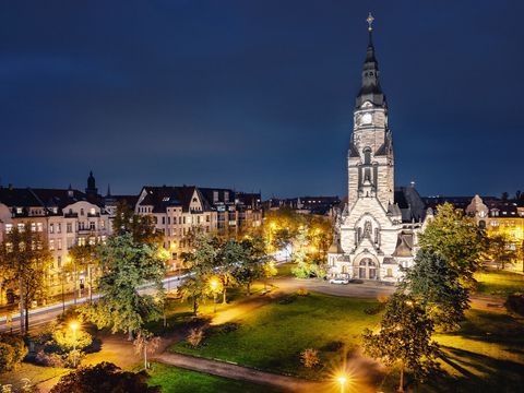 Die Michaeliskirche am Nordplatz in Leipzig leuchtet hell in einer Sommernacht
