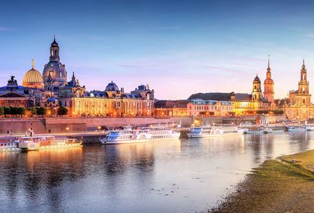 Das Bild zeigt die Silhoutte Dresden ab dem Elbufer