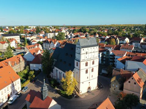 Das Luftbild zeigt in der Mitte die Kirche Sankt Marien in Borna, in der linken unteren Ecke sieht man auch die kleine Emmanuskirche.