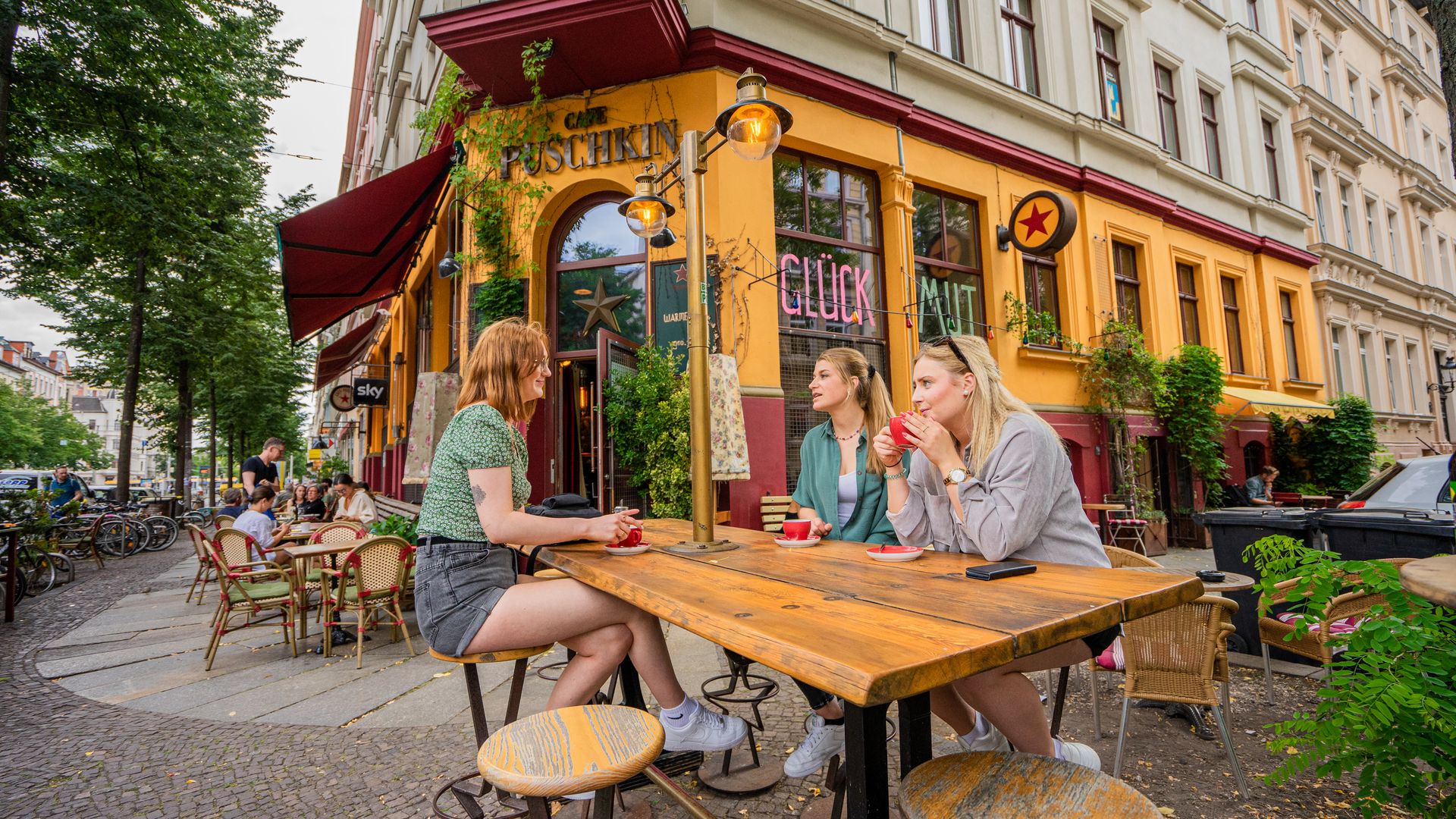 Draußen vor dem Café Puschkin lässt es sich im Sommer sehr gut einen Kaffee genießen, Sommer in Leipzig, Gastronomie