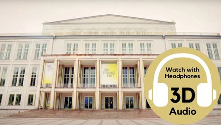 Das Bild der Oper Leipzig ist mit einem Sticker versehen, dessen Kopfhörer-Symbol ein Hör-Erlebnis im Video signalisiert