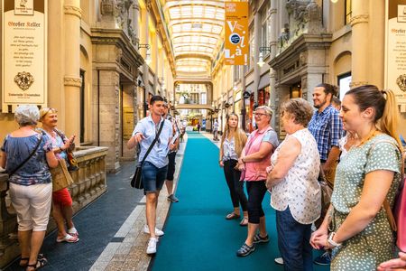 Interessiert hören die Touristen zu, was der Gästeführer über Auerbachs Keller erzählt.