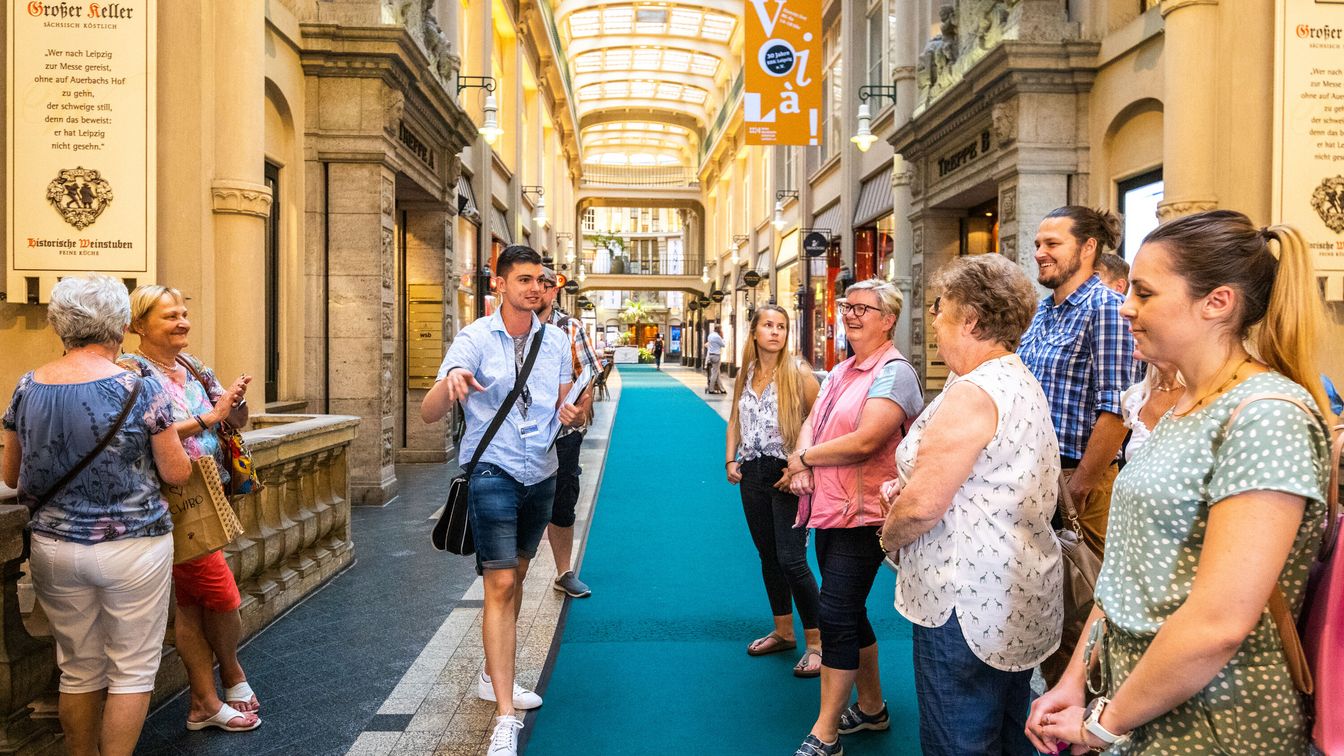 Interessiert hören die Touristen zu, was der Gästeführer über Auerbachs Keller erzählt.