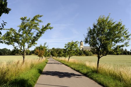 Radweg der Obstland-Route bei Leisnig, Kirche Polditz im Hintergrund