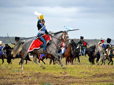 Nachstellung des Reitergefechts bei Liebertwolkwitz, zu sehen sind Reiter in Uniformen und mit Speren und Säbeln auf Ihren Pferden © Andreas Schmidt