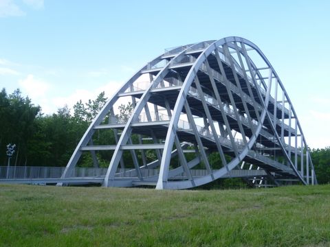 Der Bitterfelder Bogen ist eine Stahlokonstruktion, die auf dem Bitterfelder Berg steht und an eine Brücke erinnert, Leipzig, Region