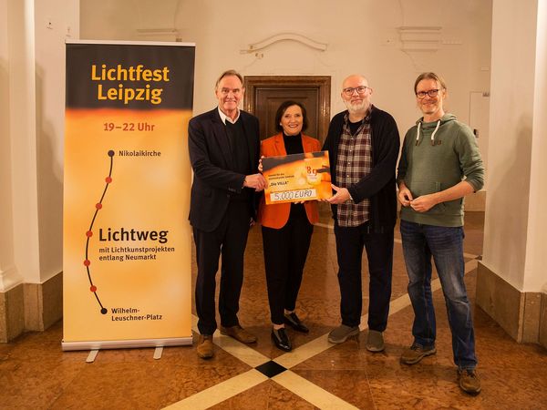 Lichtfest Leipzig 2025 - Übergabe des Spendenschecks an "Die VILLA" - Foto Andreas Schmidt