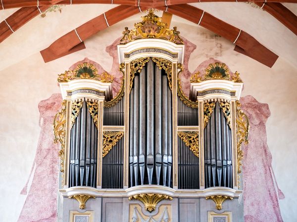 Die Silbermann-Orgel in der St. Marien-Kirche in Rötha, zu sehen ist eine Aufnahme der mit goldenen Ornamenten verzierten Orgel © Dr. Dieter Wadewitz