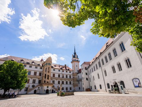 Blick auf den Innenhof von Schloss Hartenfels in Torgau mit dem einzigartigen Wendelstein