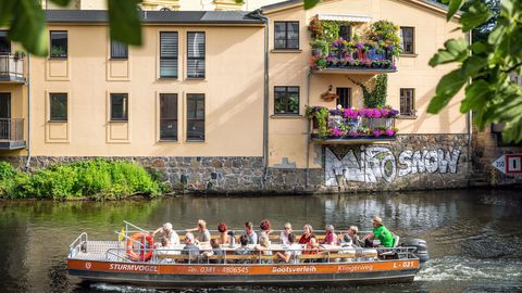 Touristen bei einer Motorboottour durch die Wasserstadt Leipzig im Klingerweg, Bootstour, Stadthafen, Leipzig, Ausflug, Boot