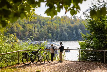 Das Bild zeigt zwei Radfahrer vor der Talsperre Kriebstein