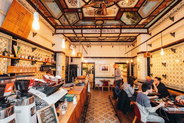 [Translate to Polnisch:] Blick in das Innere des Café Dankbar, welches noch den Flair der ehemaligen Fleischerei besitzt
