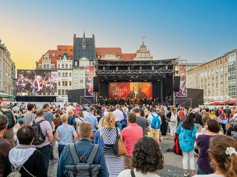 Bühne auf dem marktplatz Leipzig mit Musikerinnen, Musikern und vielen Gästen.