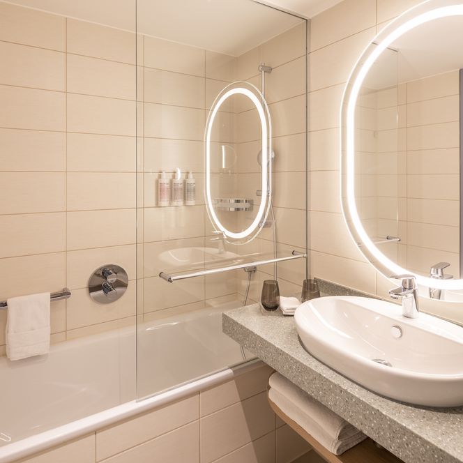 Das Bild zeigt ein modern ausgestattetes Badezimmer im Hotel Capri by Fraser Leipzig.