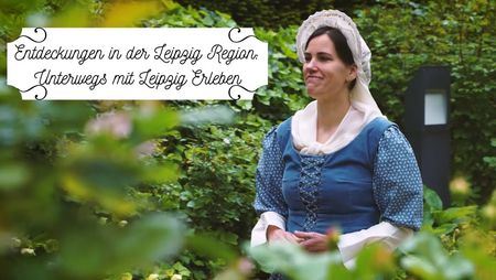 Eine Stadtführerin von Leipzig Erleben steht in historischem Kostüm auf dem begrünten Hof des Bose-Hauses am Nikolaikirchhof