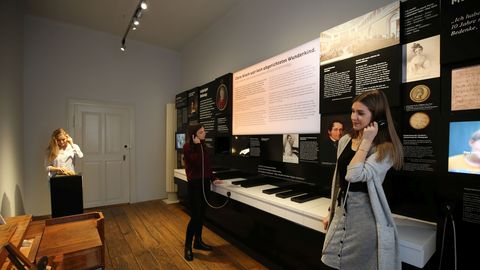 Drei Besucherinnen in der Ausstellung 