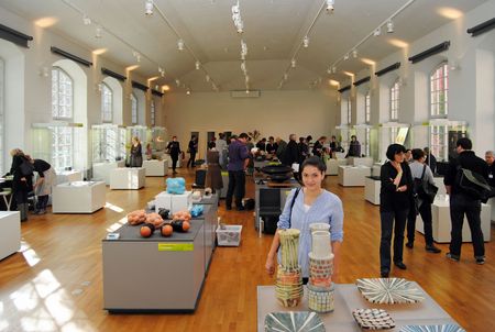 Viele Besucher erkunden die Ausstellungsräume der Grassimesse. 