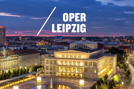 Blick auf den Leipziger Augustusplatz mit beleuchteter Oper Leipzig