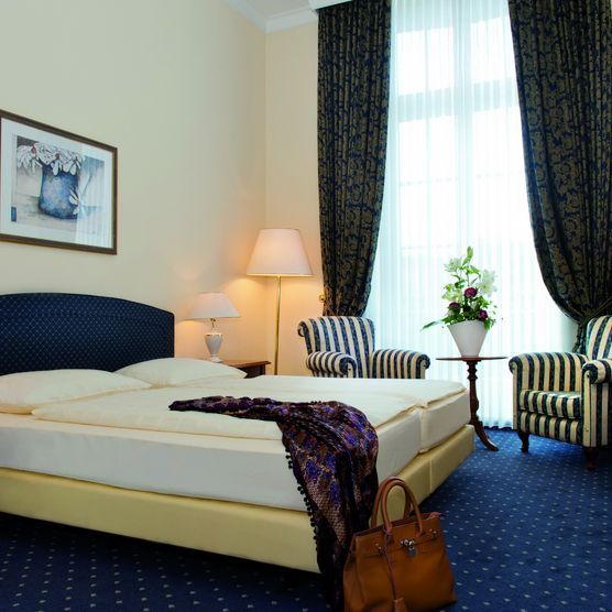 Das Bild zeigt ein geschmackvoll eingerichtetes Schlafzimmer.