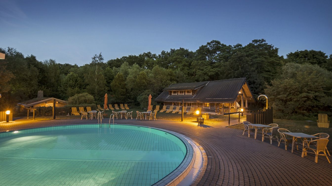 Blick auf den Außenbereich des HEIDE SPA Hotel & Resort in Bad Düben.