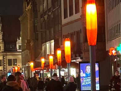 Lichtfest Leipzig 2025: Der Betrieb Beleuchtung des Mobilitäts- und Tiefbauamts Leipzig verhüllte die Stadtbeleuchtung in der Leipziger Innenstadt bereits zum Lichtfest 2023.
