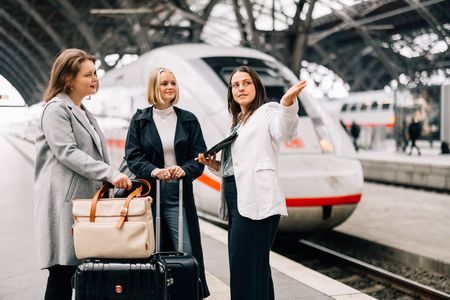 Geschäftsreisende am Bahnsteig mit ICE