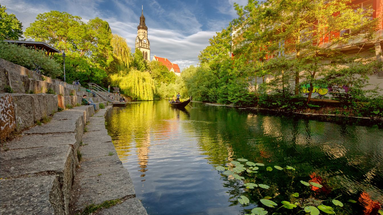 Das Bild zeigt den Wasserlauf des Karl-Heine-Kanals im Leipziger Westen.