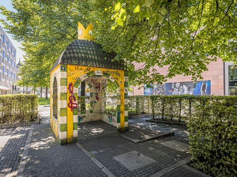 In der Reichsstraße gibt es zwei Spielgeräte für Kinder.