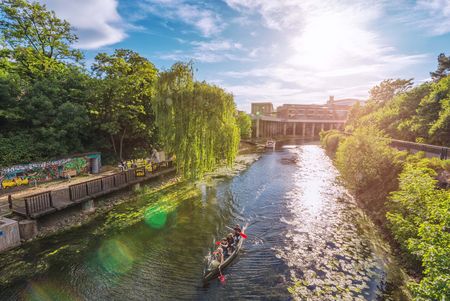 Das Bild zeigt den Karl-Heine-Kanal, im Hintergrund sieht man das Stelzenhaus.