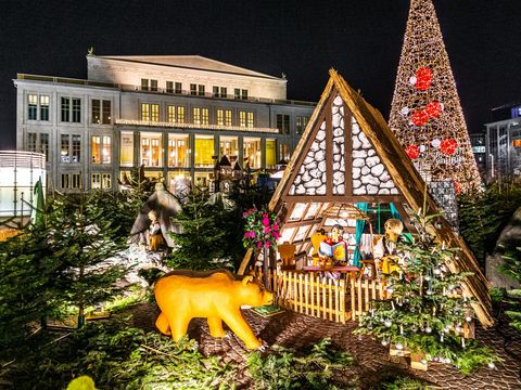 Auf dem Augustusplatz in Leipzig erstreckt sich das Märchenland für Kinder, welches am Abendhimmel vor der Oper hell erleuchtet