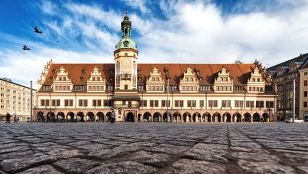 Blick auf das Alte Rathaus auf dem Marktplatz in Leipzig, in dem sich heute unter anderem das Stadtgeschichtliche Museum befindet