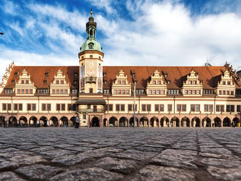 Blick auf das Alte Rathaus auf dem Marktplatz in Leipzig, in dem sich heute unter anderem das Stadtgeschichtliche Museum befindet