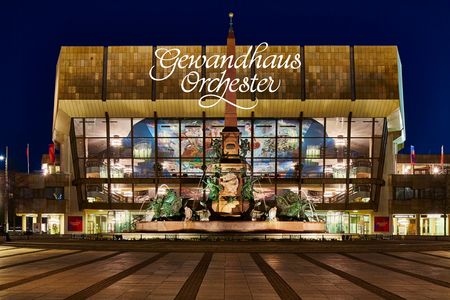 Blick auf das Gewandhaus zu Leipzig mit Logo Gewandhausorchester in der oberen Bildmitte.