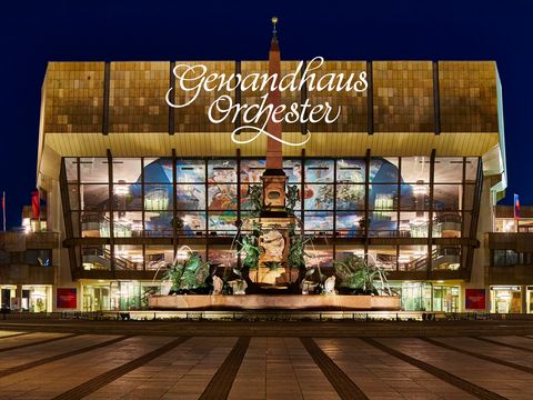 Blick auf das Gewandhaus zu Leipzig mit Logo Gewandhausorchester in der oberen Bildmitte.