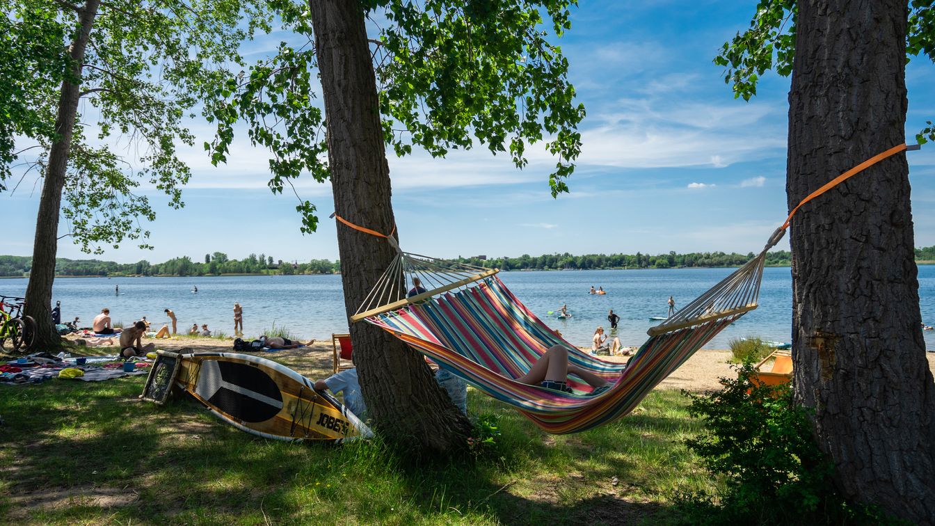 Das Bild zeigt eine Hängematte die zwischen Bäumen am Kulkwitzer See aufgespannt wurde.