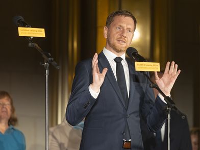 Sachsens Ministerpräsident Michael Kretschmer spricht bei der Eröffnung des Lichtfest Leipzig 2024