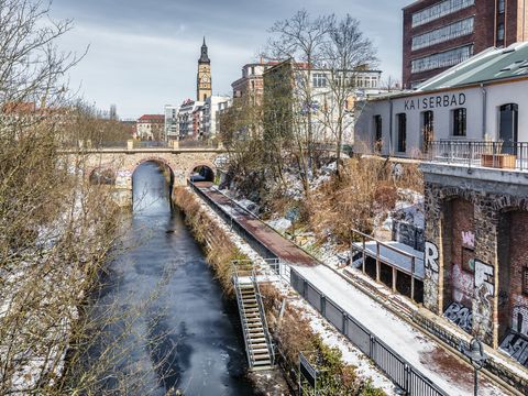 Blick auf den Karl-Heine-Kanal und den Turm der Philippuskirche im Winter.