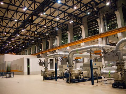 Innenraum mit Technik im Kraftwerk Lippendorf im Leipziger Neuseenland kann bei einer Führung besichtigt werden, Region, Ausflug