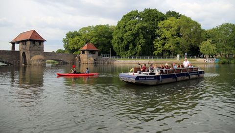 Wassertourismus in Leipzig, zu sehen sind ein vollbesetztes Boot und ein Kanu des Stadthafen Leipzig am Elsterwehr - Foto: Andreas Schmidt